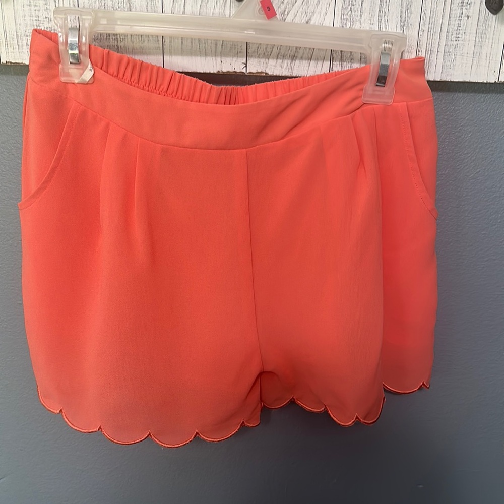Coral/salmon scallop hemmed shorts size medium